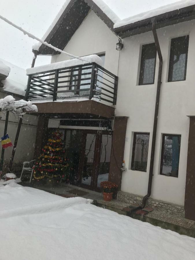 Upstairs Residence Târgu Jiu Exterior foto