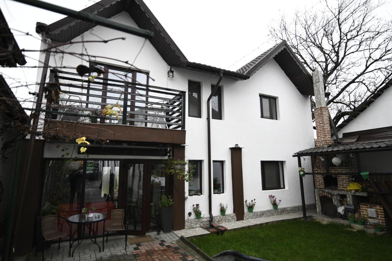 Upstairs Residence Târgu Jiu Exterior foto